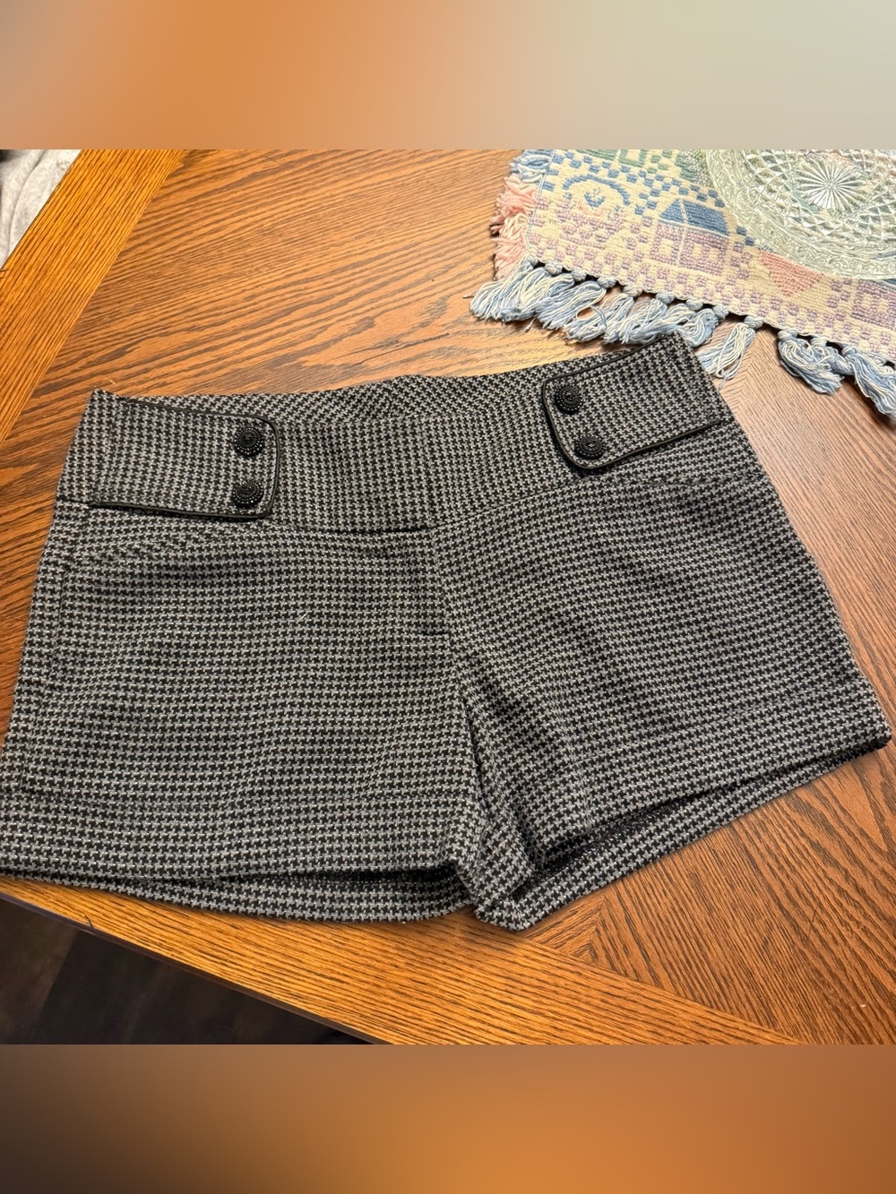 Studio Y Houndstooth Y2K Style Women’s Shorts Size 7/8 Double Button Detail